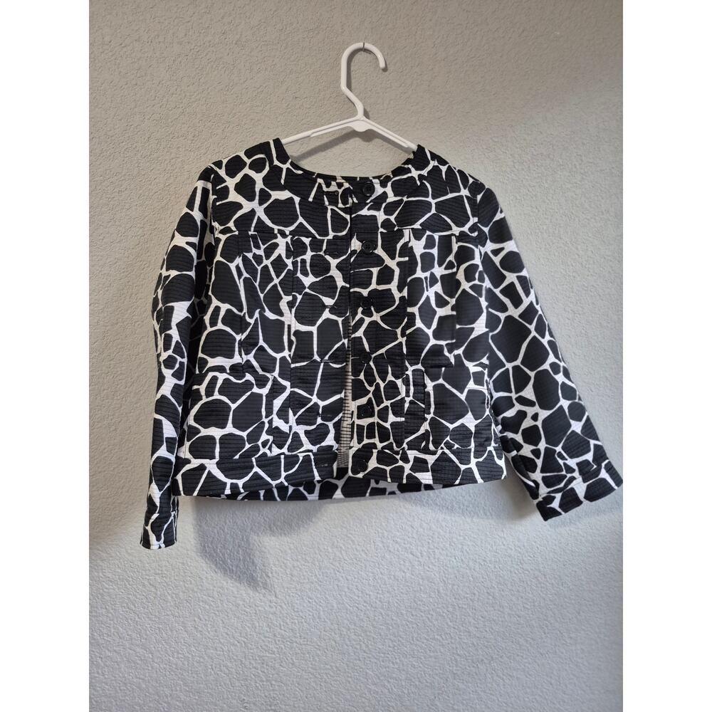 Linear Women's Petite Black/White Giraffe Print Cropped Jacket‎ Medium